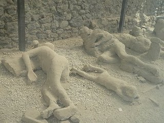 Kematian warga kota Pompeii yang terjadi secara tiba-tiba memiliki kemiripan sebagaimana diceritakan dalam ayat terebut diatas
